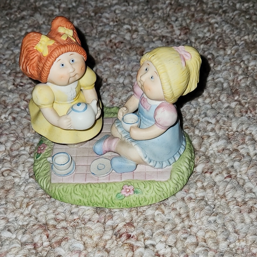 Cabbage Patch Kids Ceramic 1984 Figurine - Two Girls with Teapot